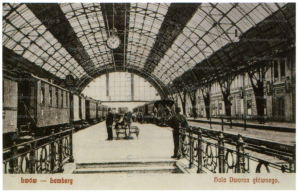 Годы строительства львовского и вроцлавского вокзалов примерно совпадают, стилистика и объемно-пространственные структуры обоих зданий очень похожи