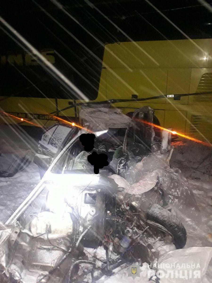 От полученных травм водитель и трое пассажиров легковушки скончались на месте происшествия, еще двое пассажиров «Вольво», 20-летнего жителя Ровенской области и 21-летнего жителя Харьковщины, с телесными повреждениями доставили в больницу