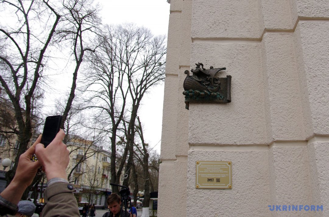 В центре Полтавы, на здании торгового дома ЦУМ, открыли мини-скульптуру казаку Эней - герою бурлескно-травестийной поэмы Ивана Котляревского Энеида