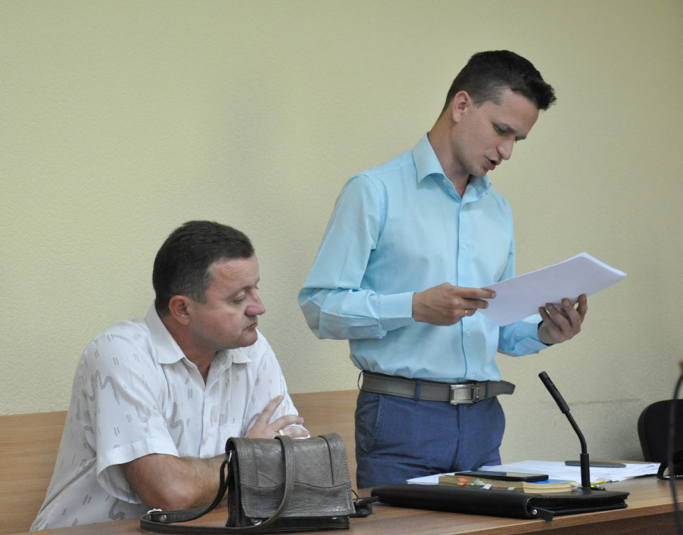 Прокурор Владимир Живило зачитывает в суде обвинительный акт