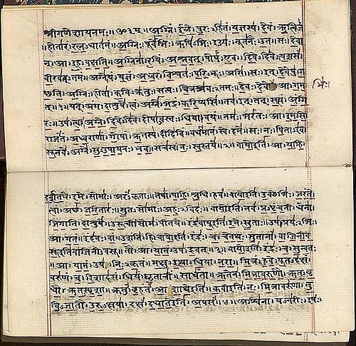 санскрит   считается древним языком в   индуизм   где оно использовалось как средство общения и диалога   индус   Небесные боги, а затем индоарийцы